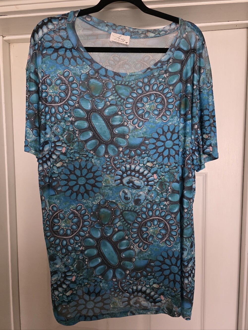 NWOT Avery Teal and Turquoise Print Suoer Soft Short Sleeve Patterned Top